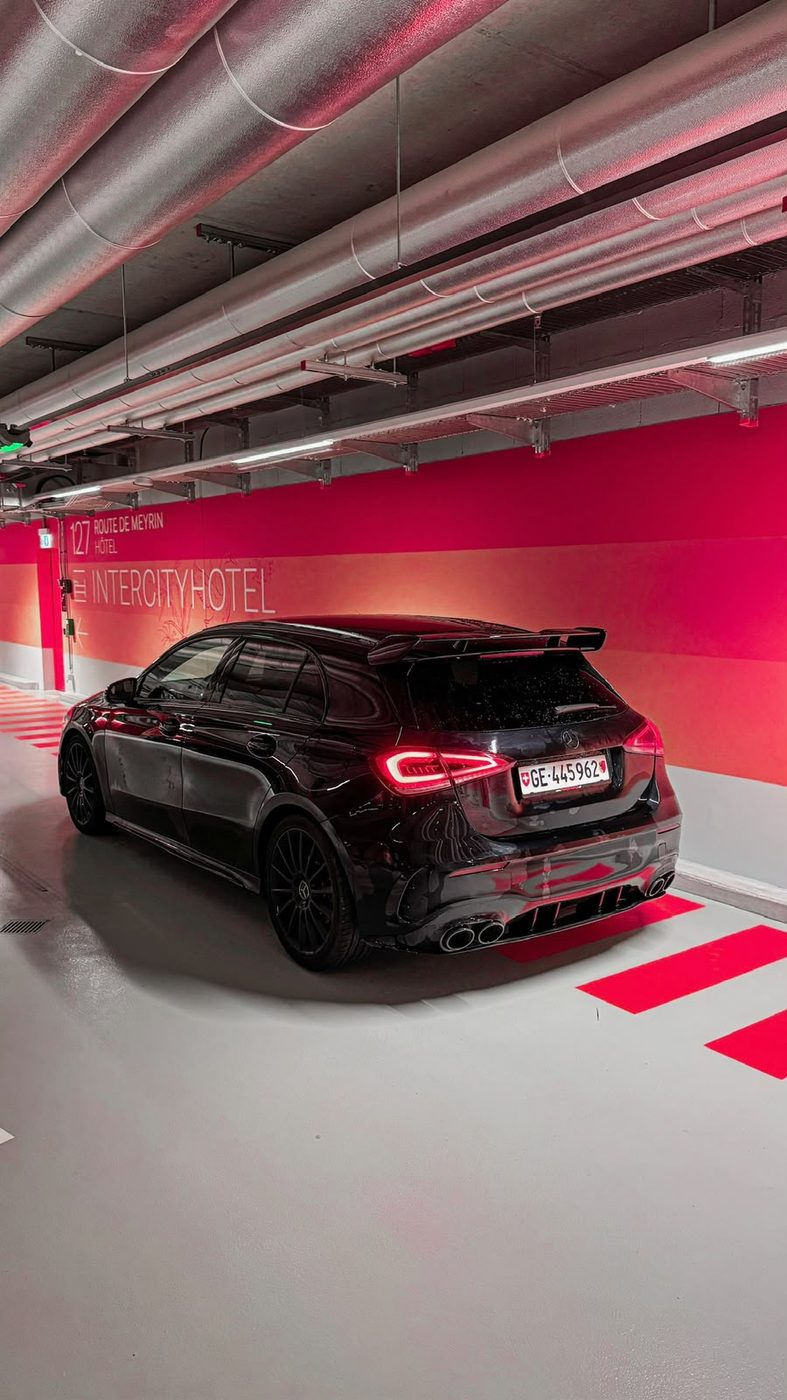 Mercedes-AMG Classe A noire avec aileron, vue trois quarts arrière